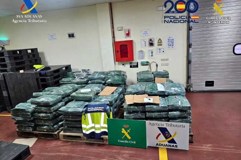 Intervenidas dos toneladas de cocaína escondida entre fruta en el puerto de Valencia Intervenidas dos toneladas de cocaína escondida entre fruta en el puerto de Valencia