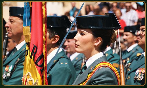 Guardia Civil con Bandera de España Guardia Civil con Bandera de España