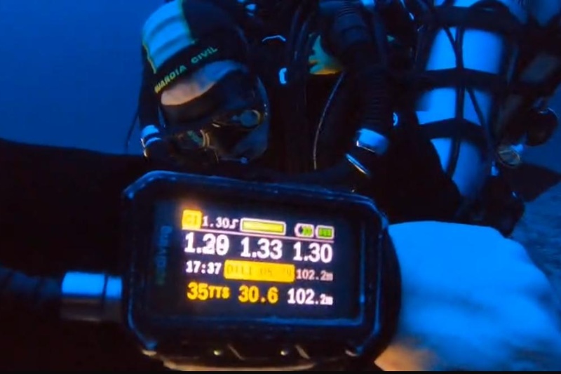 El Equipo Técnico de la Unidad de Actividades Subacuáticas (UAS) de la Guardia Civil ha alcanzado por primera vez un ejercicio de inmersión a más de 100m de profundidad. El Equipo Técnico de la Unidad de Actividades Subacuáticas (UAS) de la Guardia Civil ha alcanzado por primera vez un ejercicio de inmersión a más de 100m de profundidad.