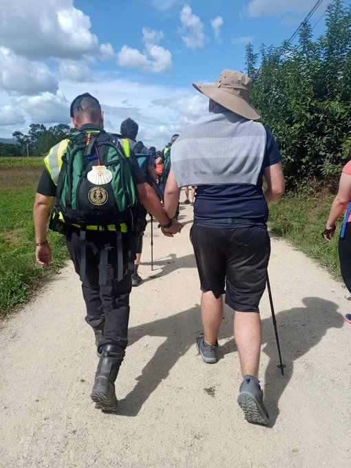Guardia civil acompaña a una persona con autismo