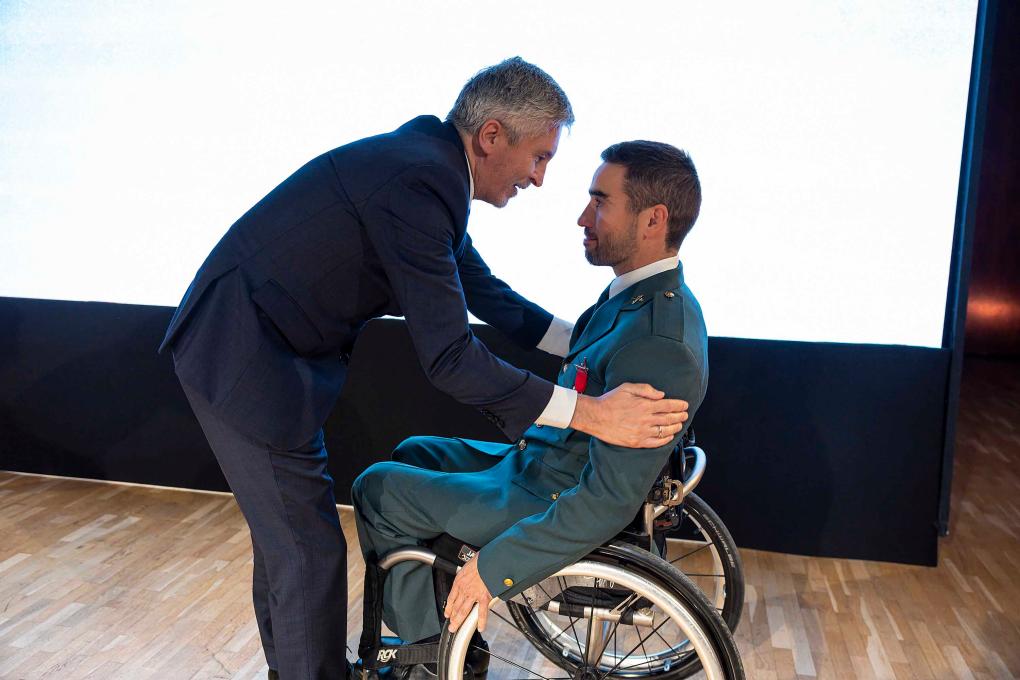 Ministro de Interior condecora a un guardia civil