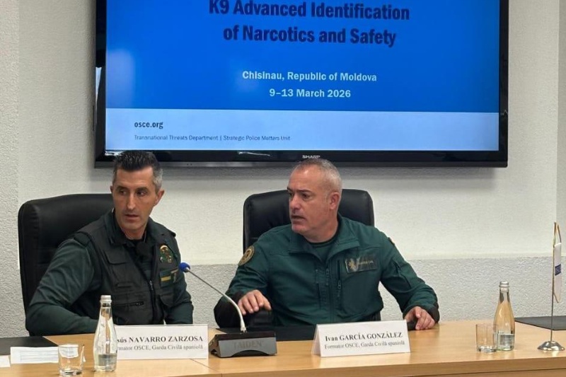 Guardias civiles ponentes en una conferencia Guardias civiles ponentes en una conferencia