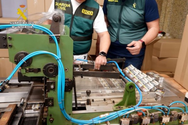 Guardias civiles realizando una inspección Guardias civiles realizando una inspección