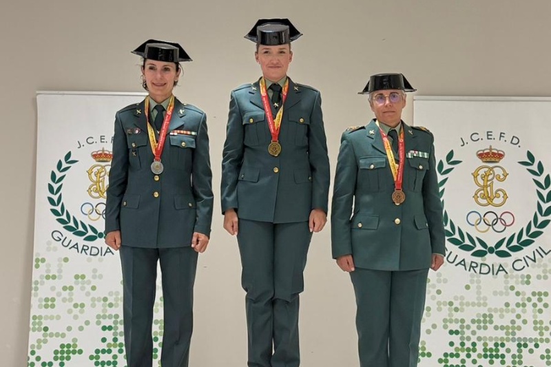 Podium y participantes recibiendo medallas Podium y participantes recibiendo medallas