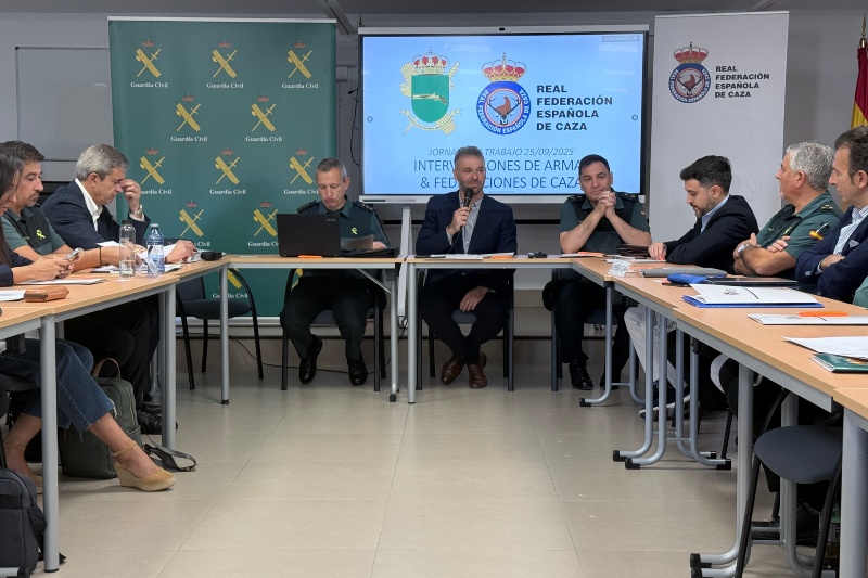 reunión mantenida el 25 de septiembre de 2025 en Madrid entre unidades de la especialidad Intervención de Armas y Explosivos de esta Jefatura, con presencia de los Jefes Interventores de Armas y Explosivos de Zonas y personal de la Intervención Central de Armas y Explosivos (ICAE) y representantes de las Federaciones Española de Caza. El objetivo era unificar criterios en la aplicación del Reglamento de Armas en España, y así dotar de seguridad jurídica a los extremos interpretados del Reglamento de Armas. La jornada se realizó mediante mesas de trabajo específicas y se estableció un marco en la cooperación que refuerce la seguridad en el desarrollo de la actividad cinegética. Los contenidos tratados: Colaboración entre las Intervenciones de Armas y federaciones de caza, formación en escuelas de Caza, custodia y transporte de armas, encaje del Reglamento en el nuevo contexto cinegético y tecnológico y acciones de seguridad en actividades colectivas de caza. reunión mantenida el 25 de septiembre de 2025 en Madrid entre unidades de la especialidad Intervención de Armas y Explosivos de esta Jefatura, con presencia de los Jefes Interventores de Armas y Explosivos de Zonas y personal de la Intervención Central de Armas y Explosivos (ICAE) y representantes de las Federaciones Española de Caza. El objetivo era unificar criterios en la aplicación del Reglamento de Armas en España, y así dotar de seguridad jurídica a los extremos interpretados del Reglamento de Armas. La jornada se realizó mediante mesas de trabajo específicas y se estableció un marco en la cooperación que refuerce la seguridad en el desarrollo de la actividad cinegética. Los contenidos tratados: Colaboración entre las Intervenciones de Armas y federaciones de caza, formación en escuelas de Caza, custodia y transporte de armas, encaje del Reglamento en el nuevo contexto cinegético y tecnológico y acciones de seguridad en actividades colectivas de caza.