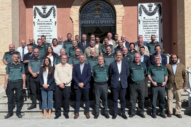 reunión mantenida el 25 de septiembre de 2025 en Madrid entre unidades de la especialidad Intervención de Armas y Explosivos de esta Jefatura, con presencia de los Jefes Interventores de Armas y Explosivos de Zonas y personal de la Intervención Central de Armas y Explosivos (ICAE) y representantes de las Federaciones Española de Caza. El objetivo era unificar criterios en la aplicación del Reglamento de Armas en España, y así dotar de seguridad jurídica a los extremos interpretados del Reglamento de Armas. La jornada se realizó mediante mesas de trabajo específicas y se estableció un marco en la cooperación que refuerce la seguridad en el desarrollo de la actividad cinegética. Los contenidos tratados: Colaboración entre las Intervenciones de Armas y federaciones de caza, formación en escuelas de Caza, custodia y transporte de armas, encaje del Reglamento en el nuevo contexto cinegético y tecnológico y acciones de seguridad en actividades colectivas de caza. reunión mantenida el 25 de septiembre de 2025 en Madrid entre unidades de la especialidad Intervención de Armas y Explosivos de esta Jefatura, con presencia de los Jefes Interventores de Armas y Explosivos de Zonas y personal de la Intervención Central de Armas y Explosivos (ICAE) y representantes de las Federaciones Española de Caza. El objetivo era unificar criterios en la aplicación del Reglamento de Armas en España, y así dotar de seguridad jurídica a los extremos interpretados del Reglamento de Armas. La jornada se realizó mediante mesas de trabajo específicas y se estableció un marco en la cooperación que refuerce la seguridad en el desarrollo de la actividad cinegética. Los contenidos tratados: Colaboración entre las Intervenciones de Armas y federaciones de caza, formación en escuelas de Caza, custodia y transporte de armas, encaje del Reglamento en el nuevo contexto cinegético y tecnológico y acciones de seguridad en actividades colectivas de caza.
