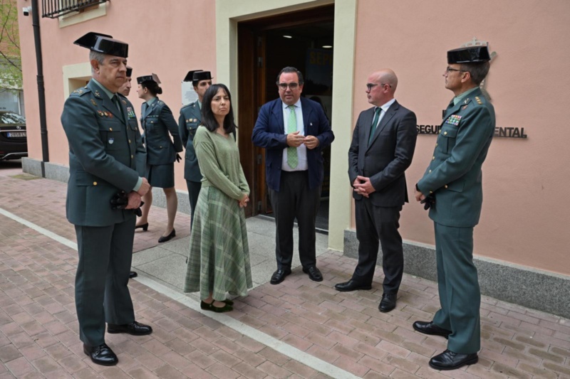 La directora general, Mercedes González, y el alcalde de Boadilla del Monte, Javier Úbeda, durante la inauguración de la sede del Instituto Nacional de Seguridad Ambiental (INSA) de la Guardia Civil La directora general, Mercedes González, y el alcalde de Boadilla del Monte, Javier Úbeda, durante la inauguración de la sede del Instituto Nacional de Seguridad Ambiental (INSA) de la Guardia Civil