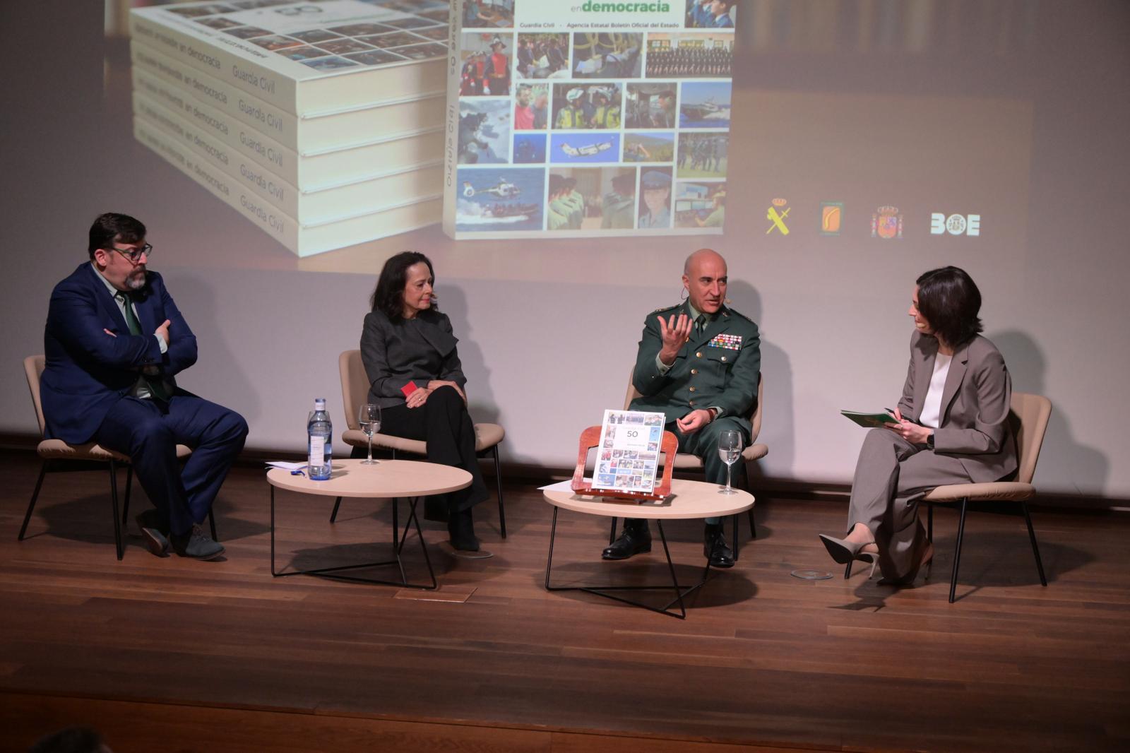 La directora general, Mercedes González, preside el acto de presentación del libro Guardia Civil, 50 años sirviendo en democracia