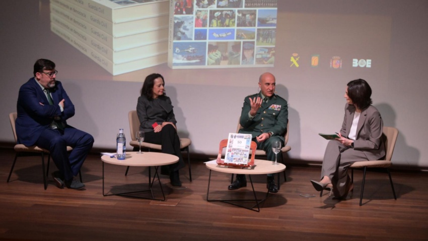 La directora general, Mercedes González, preside el acto de presentación del libro Guardia Civil, 50 años sirviendo en democracia