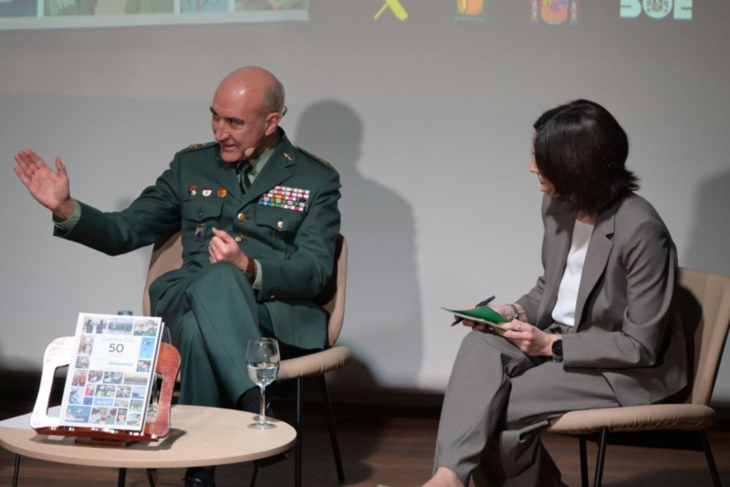 La directora general, Mercedes González, preside el acto de presentación del libro Guardia Civil, 50 años sirviendo en democracia La directora general, Mercedes González, preside el acto de presentación del libro Guardia Civil, 50 años sirviendo en democracia