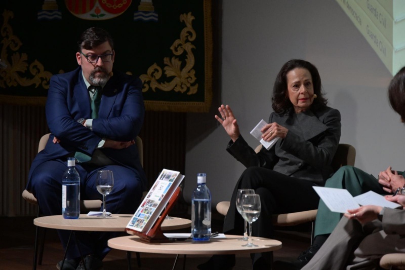 La directora general, Mercedes González, preside el acto de presentación del libro Guardia Civil, 50 años sirviendo en democracia La directora general, Mercedes González, preside el acto de presentación del libro Guardia Civil, 50 años sirviendo en democracia