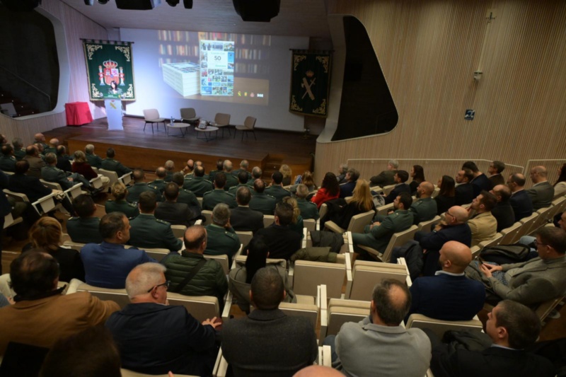 La directora general, Mercedes González, preside el acto de presentación del libro Guardia Civil, 50 años sirviendo en democracia La directora general, Mercedes González, preside el acto de presentación del libro Guardia Civil, 50 años sirviendo en democracia