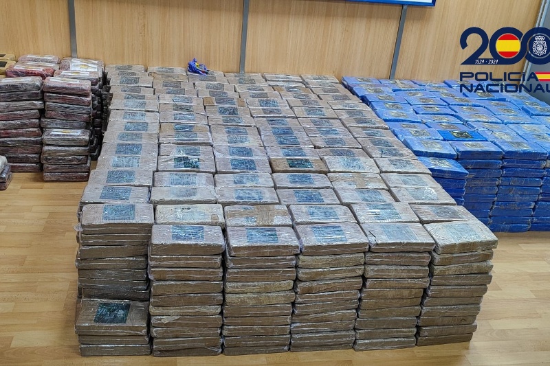 Detenidas seis personas e intervenidas casi dos toneladas de cocaína tras el seguimiento de un camión desde el Puerto de Valencia Detenidas seis personas e intervenidas casi dos toneladas de cocaína tras el seguimiento de un camión desde el Puerto de Valencia