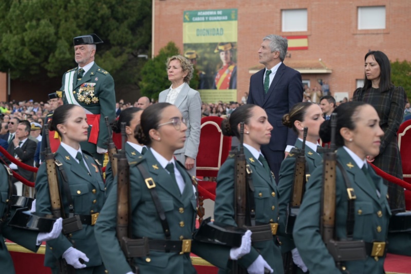El ministro del Interior junto a la Directora General de la Guardia Civil en el acto de jura de bandera El ministro del Interior junto a la Directora General de la Guardia Civil en el acto de jura de bandera