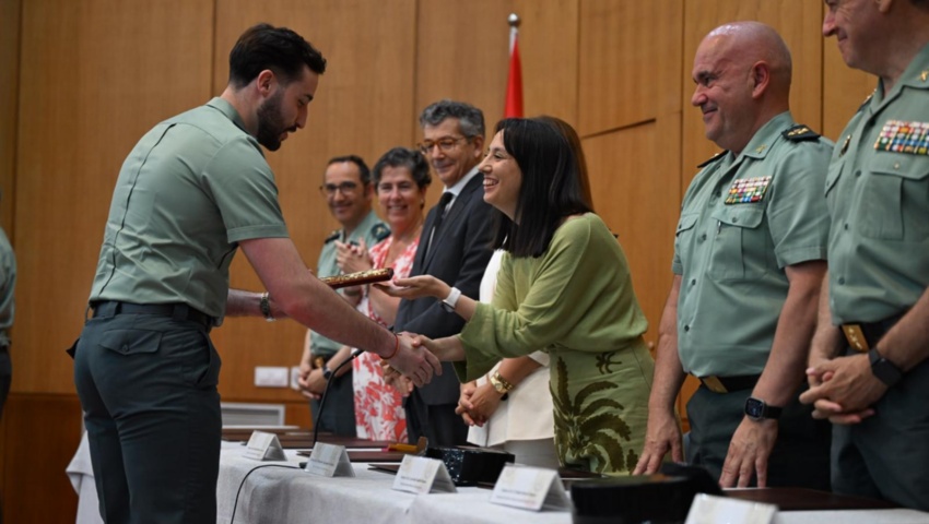 Mercedes González preside en la Escuela de Mérida la entrega de títulos de los nuevos especialistas de Tráfico de la Guardia Civil