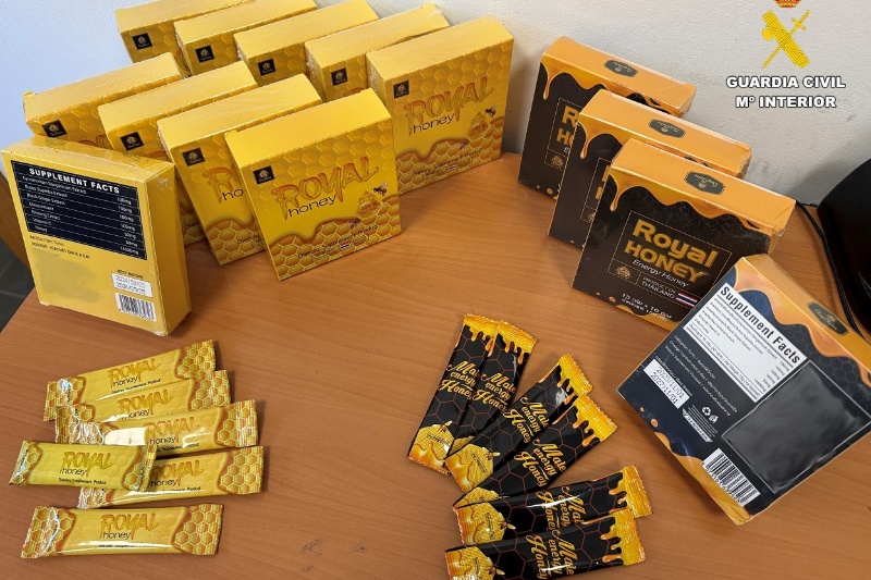 Sobres de miel sobre una mesa Sobres de miel sobre una mesa