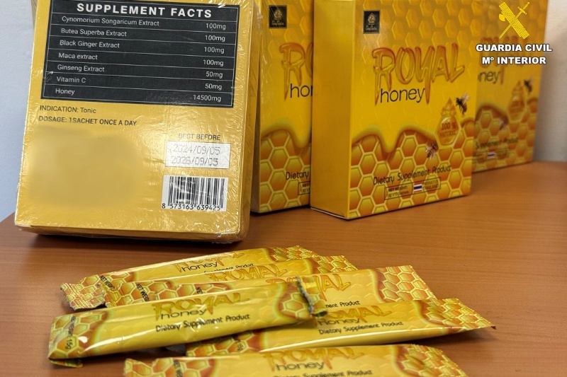 Sobres de miel sobre una mesa Sobres de miel sobre una mesa