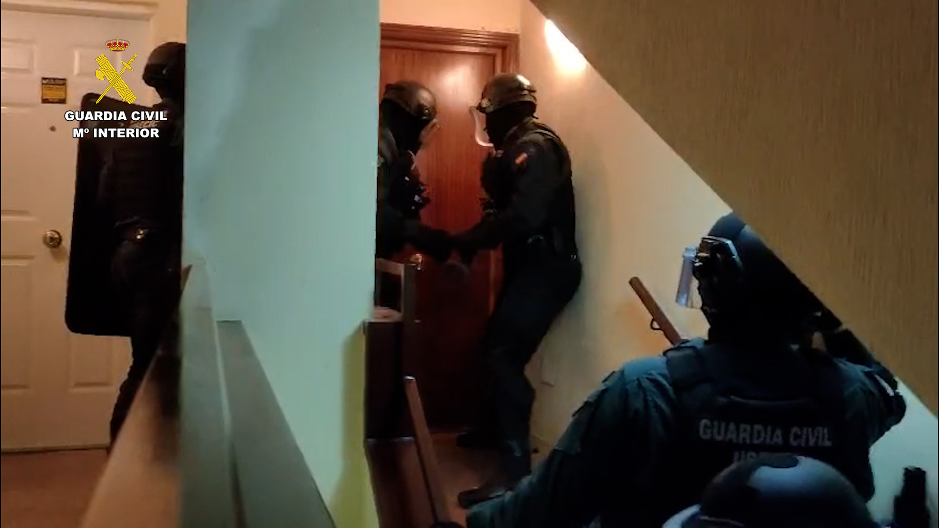 Guardias Civiles en el momento de realizar la entrada en un domicilio en la Op. Fragmenta