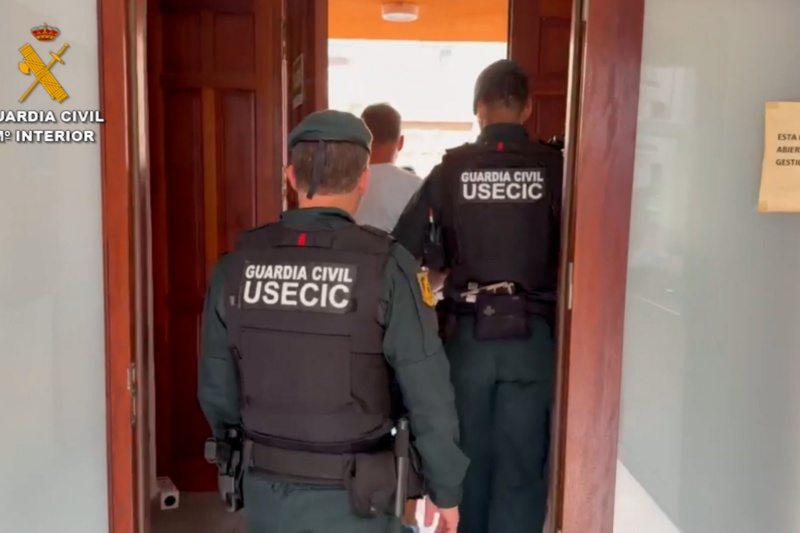 Equipo de la Guardia Civil entrando en dependencias para identificación Equipo de la Guardia Civil entrando en dependencias para identificación