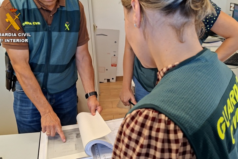 Guardia Civil identificando para posibles detenciones Guardia Civil identificando para posibles detenciones