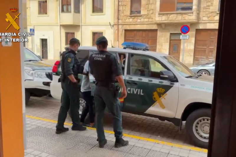 Guardia Civil trasladando en vehículo oficial a un detenido Guardia Civil trasladando en vehículo oficial a un detenido