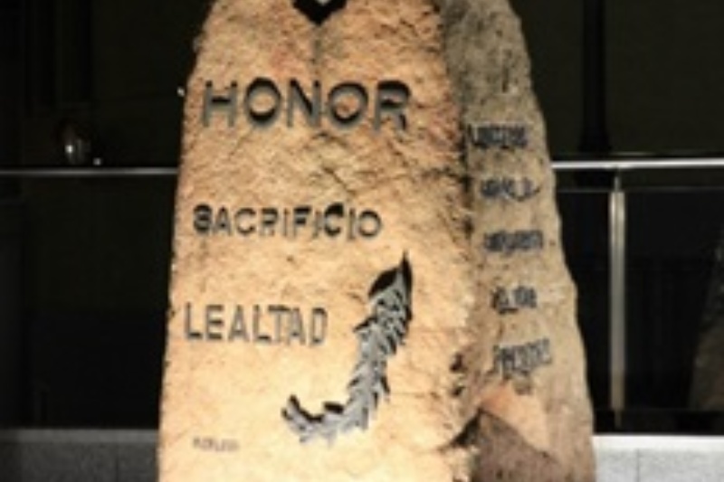 Monolito para el homenaje a los que dieron su vida por España, situado en el patio de armas de la Dirección General de la Guardia Civil.  “Honor, sacrificio, lealtad. A nuestros caídos en cumplimiento del deber. Presentes. MCMLXVI” (Madrid, 2024).  Fuente: Gabinete Técnico Guardia Civil.