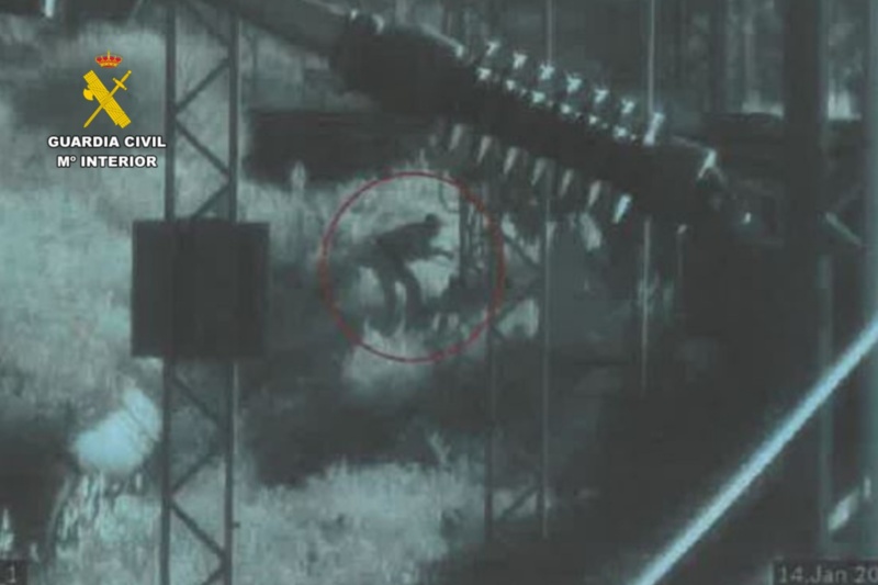 Detenido un hombre por cometer 16 robos de cableado de cobre en vías férreas en Zaragoza que provocaron retrasos en 76 trenes de alta velocidad y línea convencional Detenido un hombre por cometer 16 robos de cableado de cobre en vías férreas en Zaragoza que provocaron retrasos en 76 trenes de alta velocidad y línea convencional