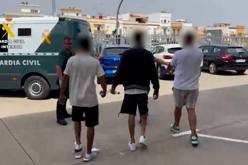 Agentes de paisano trasladando a un detenido Agentes de paisano trasladando a un detenido
