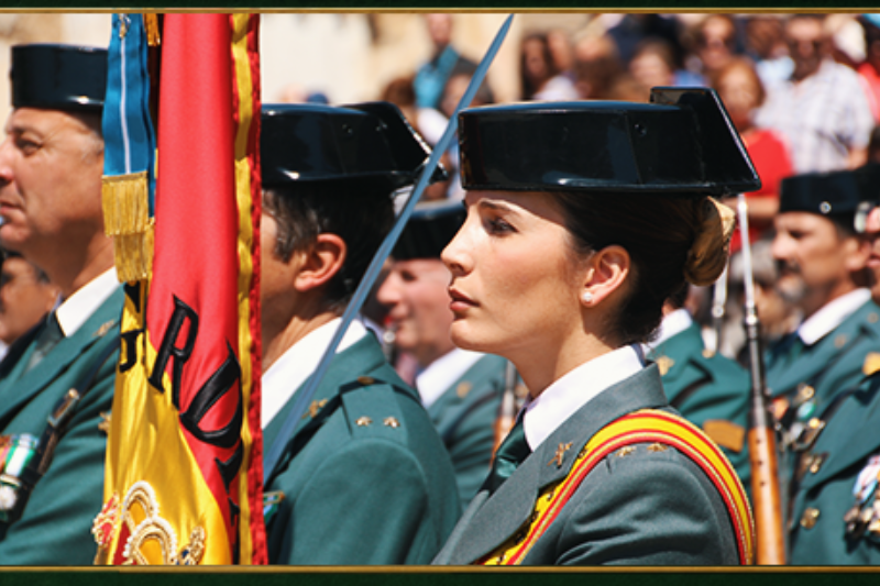 Guardia Civil con Bandera de España Guardia Civil con Bandera de España