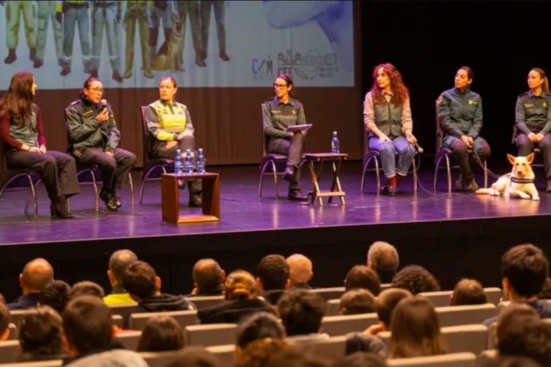 Momento de la Cartel del II Encuentro de mujeres guardias civiles con alumnado de secundaria
