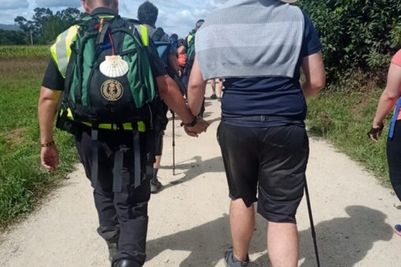 Guardia civil acompaña a una persona con autismo