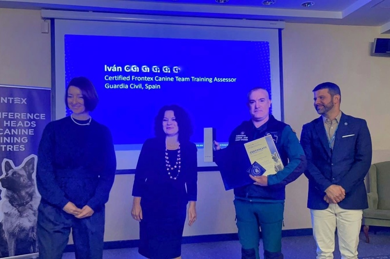 Guía canino en la entrega del reconocimiento de FRONTEX