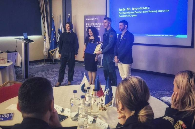Guía canino en la entrega del reconocimiento de FRONTEX