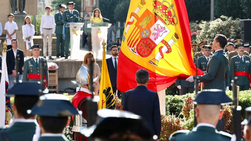 Izado de Bandera y exposición de medios