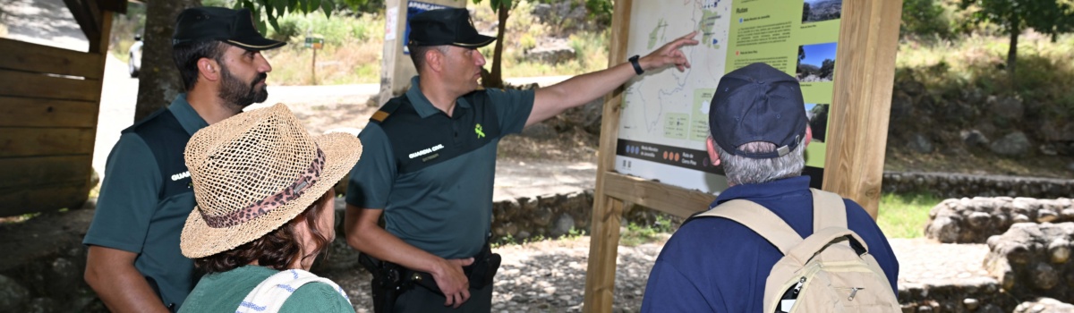 Una patrulla informa a unos turistas