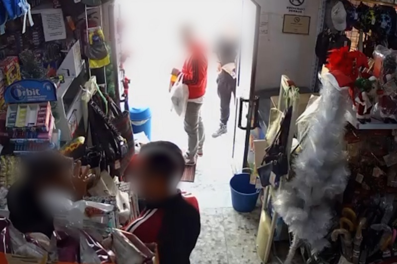 Detenido un hombre por agredir al propietario de un local y a su hijo menor para robar varios productos Detenido un hombre por agredir al propietario de un local y a su hijo menor para robar varios productos