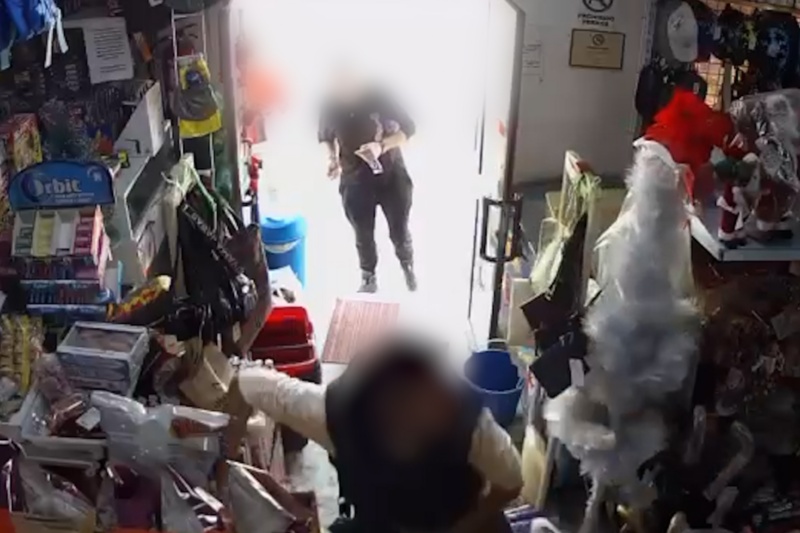 Detenido un hombre por agredir al propietario de un local y a su hijo menor para robar varios productos Detenido un hombre por agredir al propietario de un local y a su hijo menor para robar varios productos