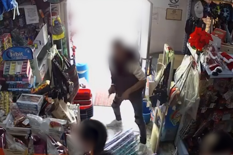 Detenido un hombre por agredir al propietario de un local y a su hijo menor para robar varios productos Detenido un hombre por agredir al propietario de un local y a su hijo menor para robar varios productos
