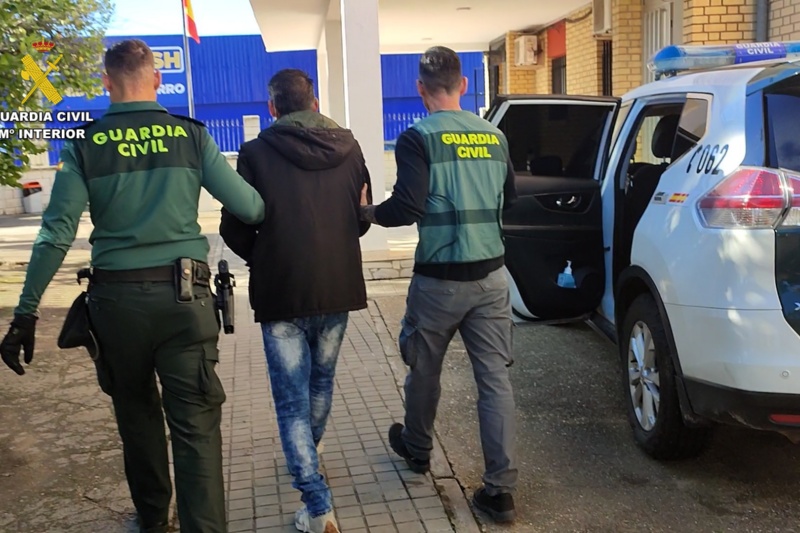 Detenido un hombre por agredir al propietario de un local y a su hijo menor para robar varios productos Detenido un hombre por agredir al propietario de un local y a su hijo menor para robar varios productos