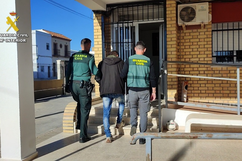 Detenido un hombre por agredir al propietario de un local y a su hijo menor para robar varios productos Detenido un hombre por agredir al propietario de un local y a su hijo menor para robar varios productos