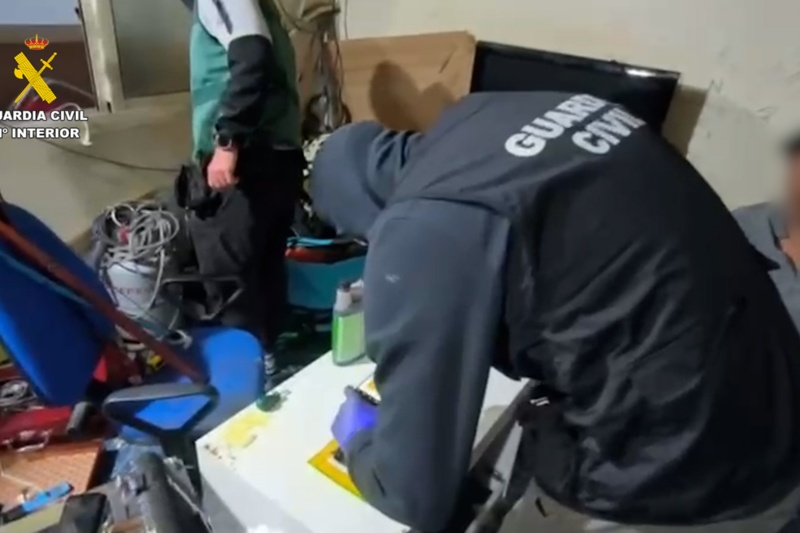 Guardias Civiles realizando un registro en una detención