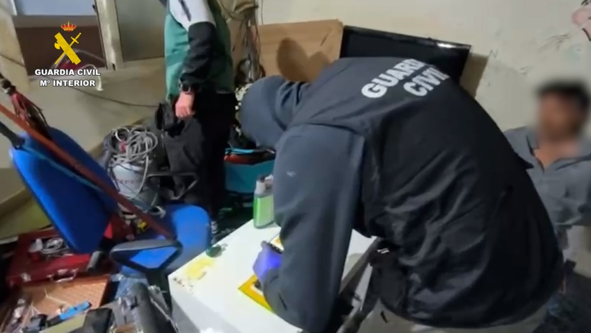 Siete detenidos en Roquetas de Mar (Almería) por retener 13 días a una persona y drogarla para robarle 40.000 euros
