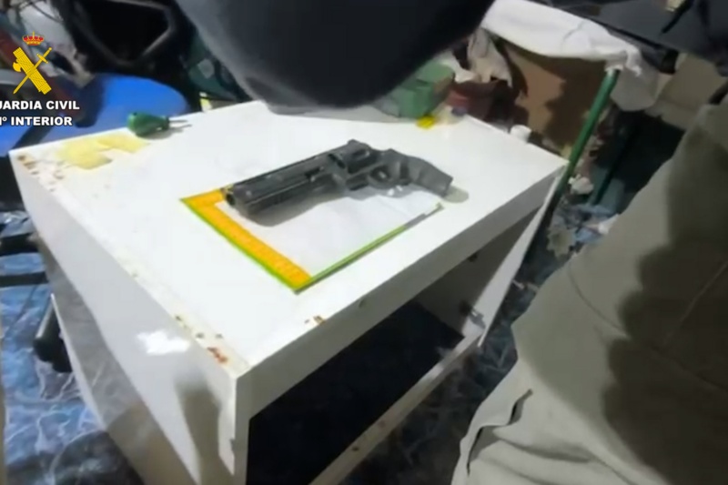Guardias Civiles realizando un registro en una detención en la que aparece una caja fuerte
