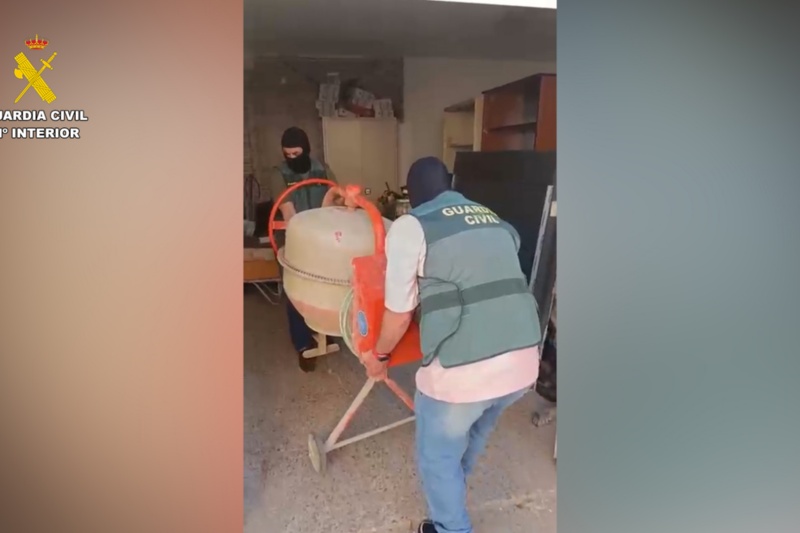 Guardias Civiles realizando un registro en una detención en la que aparece una hormigonera