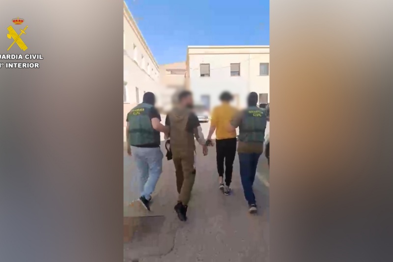 Guardias civiles acompañan a uno de los detenidos a dependencias policiales
