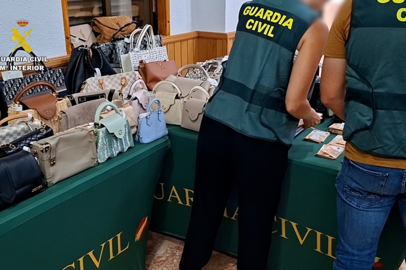 Guardias civiles con los efectos recuperados durante el registro