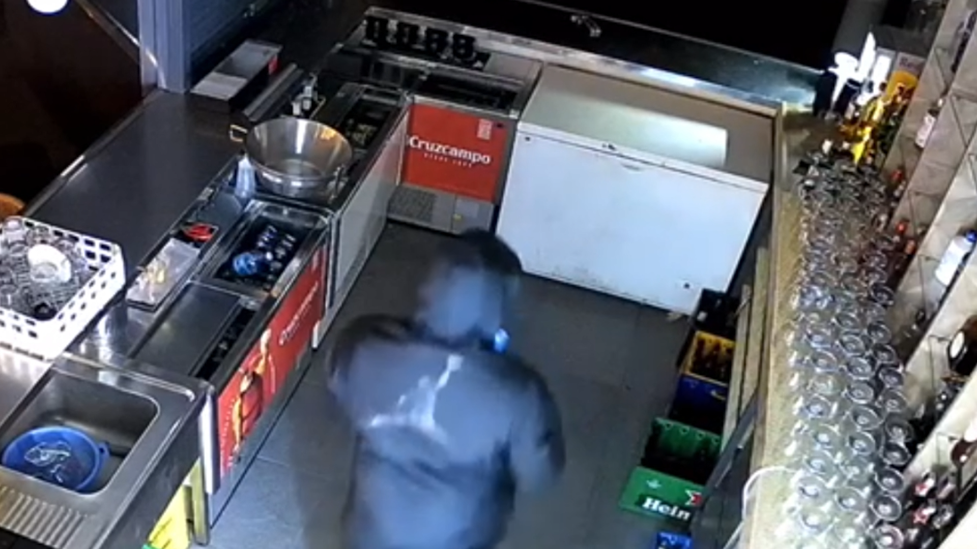 Momento de uno de los robos en un establecimiento hostelero