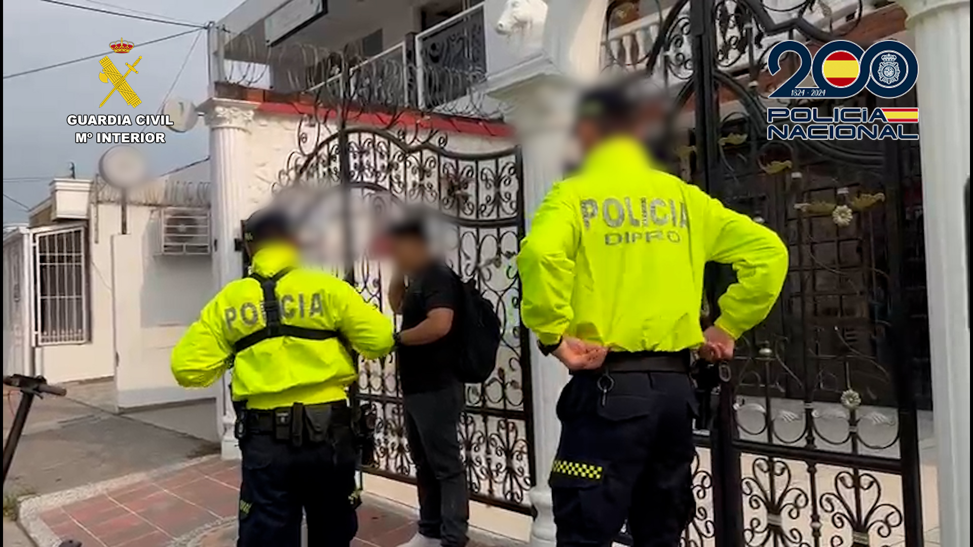 Agentes identificando al detenido