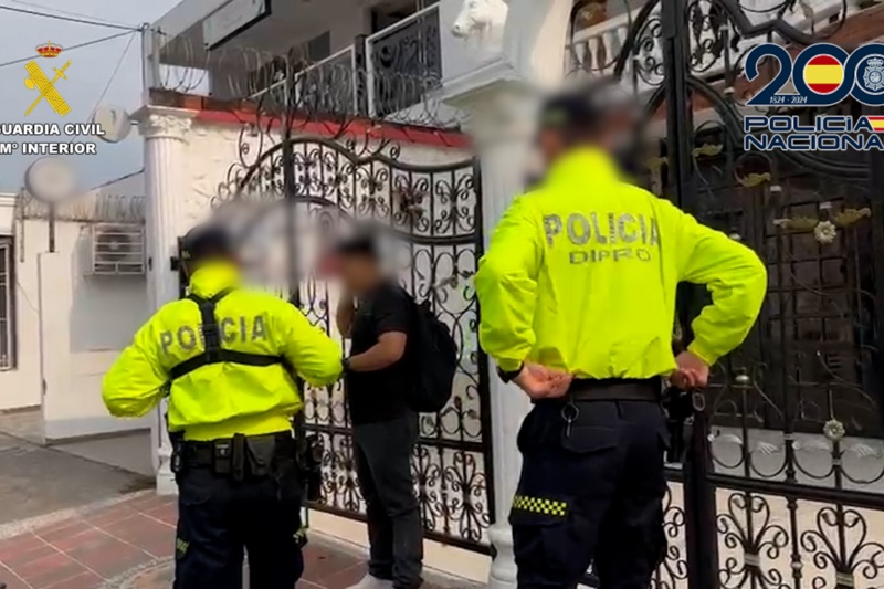 Agentes identificando al detenido Agentes identificando al detenido
