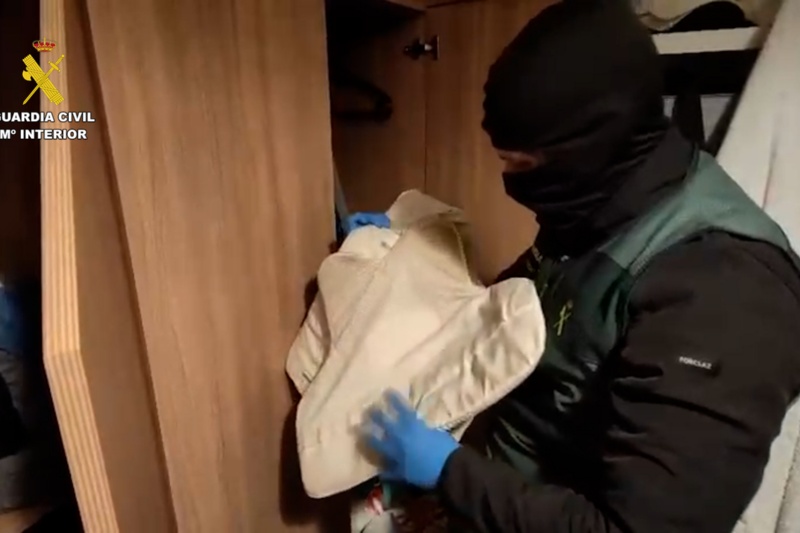 Guardia civil en el registro de la vivienda